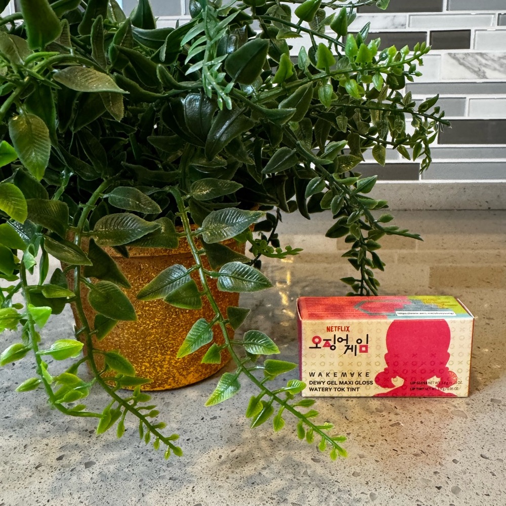 WAKEMAKE X NETFLIX SQUID GAMES - Korean Lip Gloss Duo In Shade Solid Blood